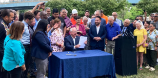 Walz firmó un paquete de infraestructura pública de $2.6 mil millones, el más grande en la historia Walz firmó un paquete de infraestructura pública de $2.6 mil millones, el más grande en la historia