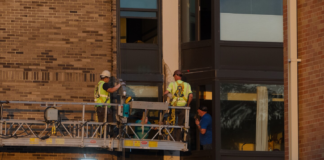 Ordenan a 180 residentes de un condominio de Rochester a evacuar por peligro de derrumbe Ordenan a 180 residentes de un condominio de Rochester a evacuar por peligro de derrumbe