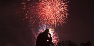 Los fuegos artificiales son emocionantes para muchos, pero tal vez no para ex combatientes… Los fuegos artificiales son emocionantes para muchos, pero tal vez no para ex combatientes...