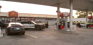 Una pareja armada se involucró en un tiroteo con dos presuntos ladrones en una gasolinera de Houston Una pareja armada se involucró en un tiroteo con dos presuntos ladrones en una gasolinera de Houston