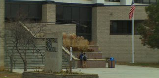 Peleas entre casi 300 estudiantes en la graduación del Central High School: no hay arrestos Peleas entre casi 300 estudiantes en la graduación del Central High School: no hay arrestos