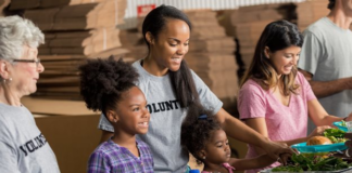 Cientos de niños de jardín de infantes empacan 10,000 comidas para familias necesitadas Cientos de niños de jardín de infantes empacan 10,000 comidas para familias necesitadas