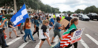 Protestan en Florida a DeSantis con un “Día sin Inmigrantes” Protestan en Florida a DeSantis con un "Día sin Inmigrantes"