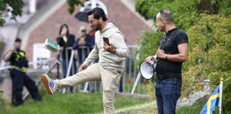 Manifestantes pisotean el Corán frente a embajada de Irak en Suecia Manifestantes pisotean el Corán frente a embajada de Irak en Suecia