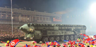 Líder norcoreano supervisa desfile militar con drones y misiles Líder norcoreano supervisa desfile militar con drones y misiles