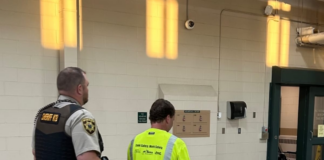 La policía arrestó al esposo de una mujer encontrada muerta en una carretera de Crow Wing La policía arrestó al esposo de una mujer encontrada muerta en una carretera de Crow Wing