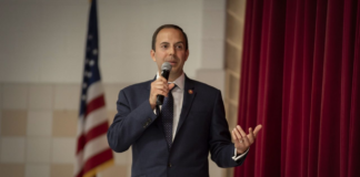 El representante republicano Lance Gooden de Texas pide datos biométricos de los migrantes El representante republicano Lance Gooden de Texas pide datos biométricos de los migrantes