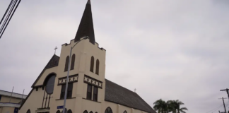 Un segundo autobús de inmigrantes originarios de Texas llegó a una iglesia de Los Ángeles Un segundo autobús de inmigrantes originarios de Texas llegó a una iglesia de Los Ángeles