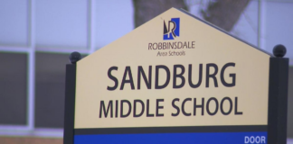Las Escuelas de Robbinsdale podrían ver el regreso de un oficial de recursos escolares Las Escuelas de Robbinsdale podrían ver el regreso de un oficial de recursos escolares