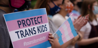 Un grupo de familias de Texas de jóvenes transgénero presentaron una demanda Un grupo de familias de Texas de jóvenes transgénero presentaron una demanda