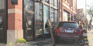Un SUV se estrella en una ventana de un restaurante de Minneapolis Un SUV se estrella en una ventana de un restaurante de Minneapolis