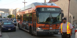 Un quinto grupo de migrantes transportados en autobuses desde Brownsville llegó a Los Ángeles Un quinto grupo de migrantes transportados en autobuses desde Brownsville llegó a Los Ángeles