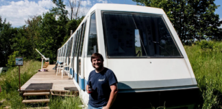 Los vagones del viejo monorriel del Zoo de Minnesota, convertidos en cabañas Los vagones del viejo monorriel del Zoo de Minnesota, convertidos en cabañas