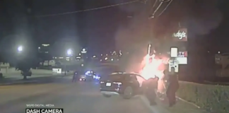 La policía de Texas salva a un hombre inconsciente de morir en automóvil en llamas La policía de Texas salva a un hombre inconsciente de morir en automóvil en llamas