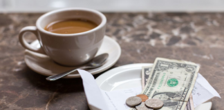 “¿Agregar una propina?”, la propuesta de varios negocios para cubrir parte de sus costos "¿Agregar una propina?", la propuesta de varios negocios para cubrir parte de sus costos