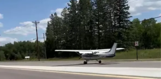Un piloto aterrizó de forma segura un avión en una carretera en Blaine Un piloto aterrizó de forma segura un avión en una carretera en Blaine