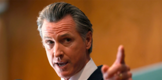 El gobernador de California, Gavin Newsom, criticó el envío de migrantes a Texas por culpa de Florida El gobernador de California, Gavin Newsom, criticó el envío de migrantes a Texas por culpa de Florida