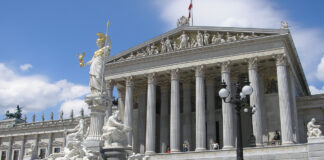 Polémica en Austria por una ley escrita sólo en austriaco femenino Polémica en Austria por una ley escrita sólo en femenino