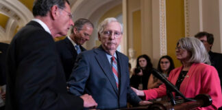El republicano Mitch McConnell se congela en conferencia de prensa El republicano Mitch McConnell se congela en conferencia de prensa