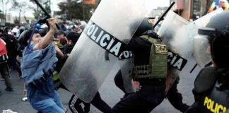 Manifestantes exigen la dimisión de la presidenta de Perú Manifestantes exigen la dimisión de la presidenta de Perú