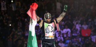 Rey Mysterio cae ante Roman Reigns, por culpa de su hijo Rey Mysterio cae ante Roman Reigns, por culpa de su hijo