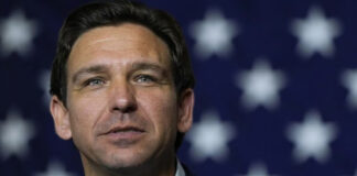 El republicano Ron DeSantis reemplaza a su jefa de campaña El republicano Ron DeSantis reemplaza a su jefa de campaña