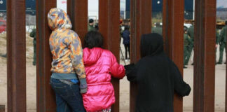 Arrestan a mujer por intentar pasar a 3 niños mexicanos a EEUU Arrestan a mujer por intentar pasar a 3 niños mexicanos a EEUU