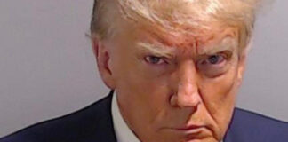 Con rostro fúrico, foto de Trump fichado en cárcel de Georgia Con rostro fúrico, foto de Trump fichado en cárcel de Georgia