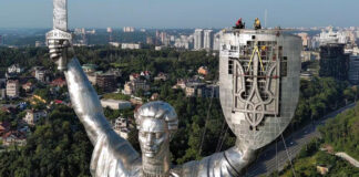 Ucrania retira de su escudo el martillo y la hoz soviéticos Ucrania retira de su escudo el martillo y la hoz soviéticos