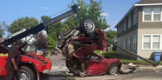 Impresionante accidente: lo perseguían y estrelló y partió en dos a otro auto en Minneapolis Impresionante accidente: lo perseguían y estrelló y partió en dos a otro auto en Minneapolis