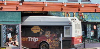 Acadia Café reabrió silenciosamente a casi un año de que un autobús destrozara el edificio Acadia Café reabrió silenciosamente a casi un año de que un autobús destrozara el edificio