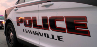 Buscan al asesino de un hombre y una mujer dentro de una casa de Lewisville Buscan al asesino de un hombre y una mujer dentro de una casa de Lewisville