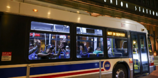 Illinois se encargará del funeral y entierro de un niño migrante que murió en un autobús de Texas a Chicago Illinois se encargará del funeral y entierro de un niño migrante que murió en un autobús de Texas a Chicago