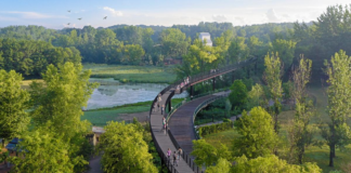 Trabajan para reducir la electricidad estática en el Treetop Trail del Zoológico de Minnesota Trabajan para reducir la electricidad estática en el Treetop Trail del Zoológico de Minnesota
