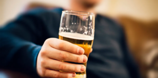 Pronto podrá caminar por las calles de Anoka con una bebida alcohólica en la mano Pronto podrá caminar por las calles de Anoka con una bebida alcohólica en la mano