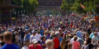 Grupo de vecinos se reúne para ayudar con la seguridad de la Feria Estatal, que abre hoy Grupo de vecinos se reúne para ayudar con la seguridad de la Feria Estatal, que abre hoy