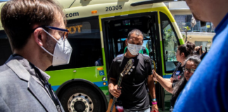 Polémica: Texas envió el sábado un décimo autobús con inmigrantes a Los Ángeles Polémica: Texas envió el sábado un décimo autobús con inmigrantes a Los Ángeles