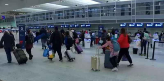 Llegan viajeros de Tampa al aeropuerto MSP, huyendo del huracán Idalia Llegan viajeros de Tampa al aeropuerto MSP, huyendo del huracán Idalia