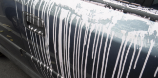 Tres sospechosos son responsables de vandalizar 17 vehículos con graffitis racistas Tres sospechosos son responsables de vandalizar 17 vehículos con graffitis racistas