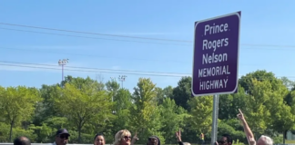 Una nueva señal conmemora a Prince en la carretera que pasa justo por delante de Paisley Park Una nueva señal conmemora a Prince en la carretera que pasa justo por delante de Paisley Park