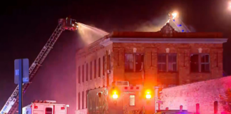Los bomberos apagaron un incendio masivo de tres focos en el histórico Fort Worth Stockyards Los bomberos apagaron un incendio masivo de tres focos en el histórico Fort Worth Stockyards