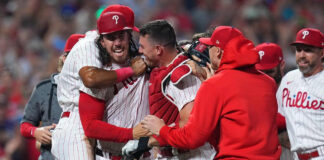Emotivas imágenes de Michael Lorenzen tras su ‘No-No’ con los Phillies Emotivas imágenes de Michael Lorenzen tras su ‘No-No’ con los Philis