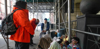 Nueva York contrata camiones con duchas para migrantes Nueva York contrata camiones con duchas para migrantes