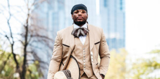 Derrick Henry, estrella de la NFL, llega a su juego con traje de charro Derrick Henry, estrella de la NFL, llega a su juego con traje de charro