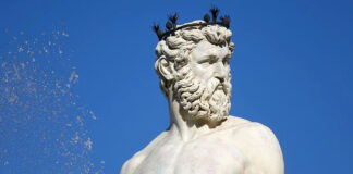 Por una selfie, turista causa daños a la estatua de Neptuno en Florencia Por una selfie, turista causa daños a la estatua de Neptuno en Florencia