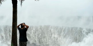 Hong Kong, en alerta máxima ante la llegada del supertifón Saola Hong Kong, en alerta máxima ante la llegada del supertifón Saola