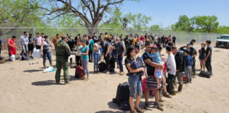 Van contra la política de Biden de mantener a los inmigrantes en Texas Van contra la política de Biden de mantener a los inmigrantes en Texas