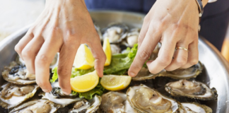 Muere un hombre que consumió ostras crudas en un restaurante de Galveston Muere un hombre que consumió ostras crudas en un restaurante de Galveston