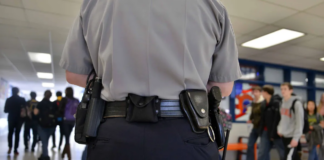 Dan el OK para colocar un oficial de seguridad armado en cada escuela tras la masacre de Uvalde Dan el OK para colocar un oficial de seguridad armado en cada escuela tras la masacre de Uvalde