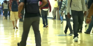 Los distritos escolares con más estudiantes de color tienen menos dinero para invertir Los distritos escolares con más estudiantes de color tienen menos dinero para invertir